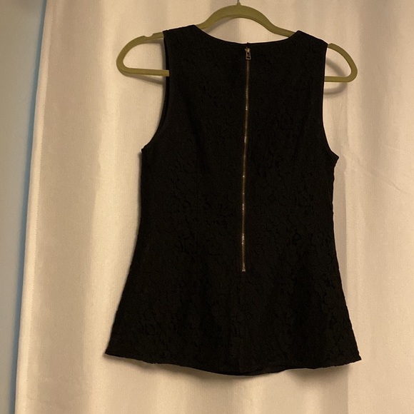Black lace Banana Republic size 6 sleeveless blouse - Picture 3 of 5